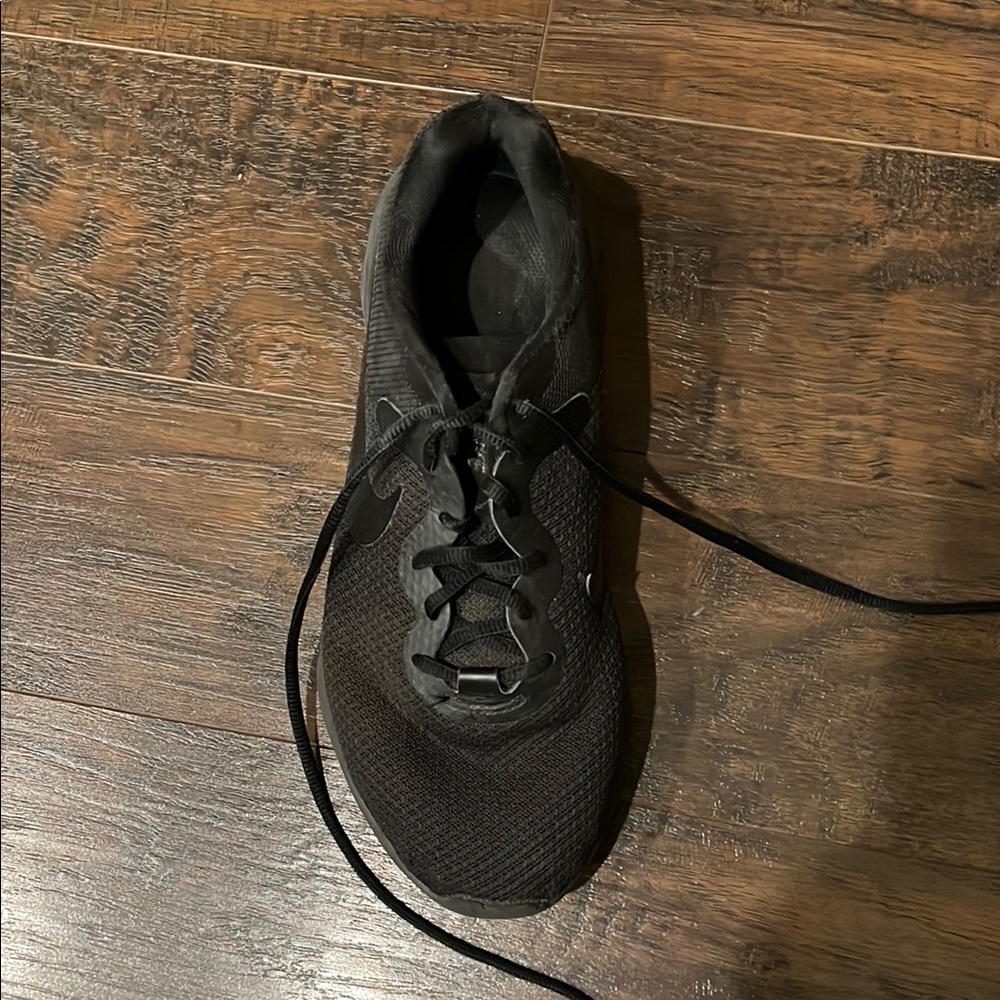 Nike Black Athletic Running Shoes with Breathable Mesh